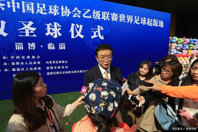 在笑啥？詹姆斯拿手机给追梦看 后者激动颤抖几乎整张脸都笑变形~